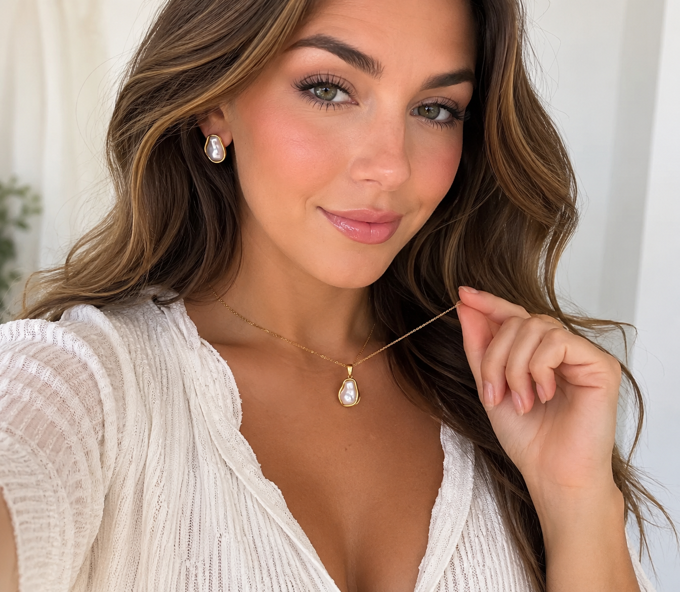 Gold and Pearl Jewelry Drop